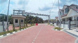 Kawasan perumahan berpagar dan berkawalan keselamatan.